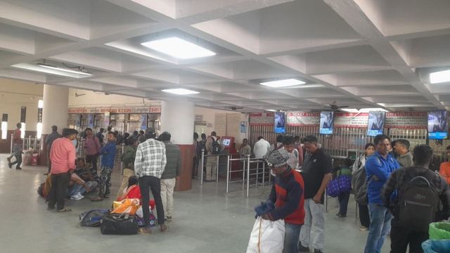 होली से पहले जालंधर में रेलगाड़ियां घंटों लेट; यात्रियों को स्टेशन पर करना पड़ा लंबा इंतजार