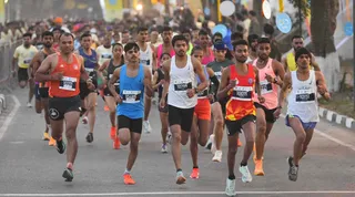 चंडीगढ़ में आयोजित मैराथन में दौड़ते धावक। उत्साह से भरे नजर आए।
