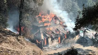 आवासीय भवन में आग की लपटें और धुंआ उठता देख क्षेत्रवासियों में हड़कंप मच गया। जागरण