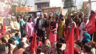 विधायक शैरी कलसी कार्यालय के बाहर प्रदर्शन करते हुए आशा वर्कर।