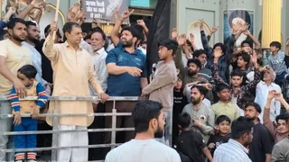 मंगलौर में ईरान पर हुए हमले के विरोध में प्रदर्शन करते शिया समुदाय के लोग। जागरण