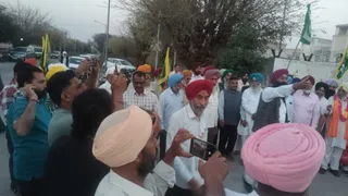 चीनी मिल को लेकर प्रदर्शन करते हुए किसान।