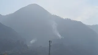 उत्तरकाशी शहर से लगी मुखेम रेंज के वन क्षेत्र से उठता धुआं। जागरण
