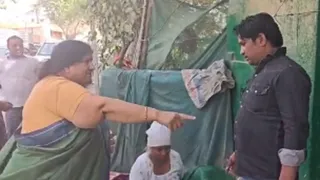लोहिया नगर फ्लाईओवर के नीचे मजार हटाने का निर्देश देतीं महापौर सुनीता दयाल। वीडियो ग्रैब