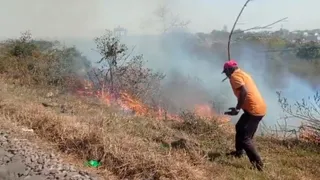आग बुझाते कर्मी। (जागरण)