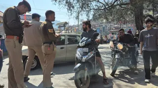 मंडी में पुलिस की ओर से की गई नाकाबंदी के दौरान कार्रवाई करती पुलिस। जागरण