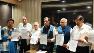 अतिक्रमण के विरुद्ध कार्रवाई की मांग को लेकर गृह मंत्री अमित शाह को भेजे जाने वाले मांग पत्र के साथ व्यापारी। जागरण