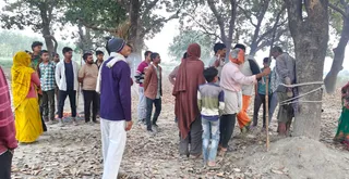 प्रयागराज के करछना क्षेत्र के एक गांव में बच्चा चोरी के आरोप में पेड़ से बांधा गया युवक व जुटे ग्रामीण। जागरण