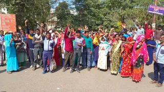 वेतन न मिलने पर प्रयागराज के स्वरूपरानी नेहरू अस्पताल में हड़ताल पर आउटसोर्स सफाई कर्मचारी। जागरण