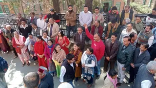 शिमला में भाजपा पार्षद को सस्पेंड करने पर प्रदर्शन करते पार्टी पदाधिकारी व अन्य। जागरण