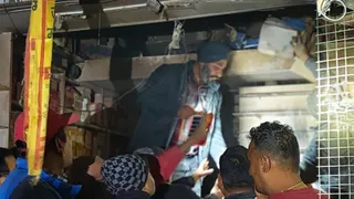 तल्लीताल बाजार स्थित जूते की दुकान में लगी आग को व्यापारियों ने बुझा दिया।