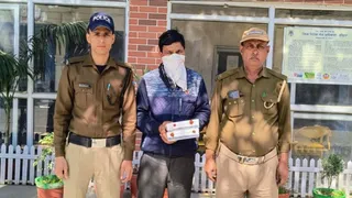 पुलिस की गिरफ्त में नकली नोट के साथ पकड़ा गया आरोपित l पुलिस विभाग
