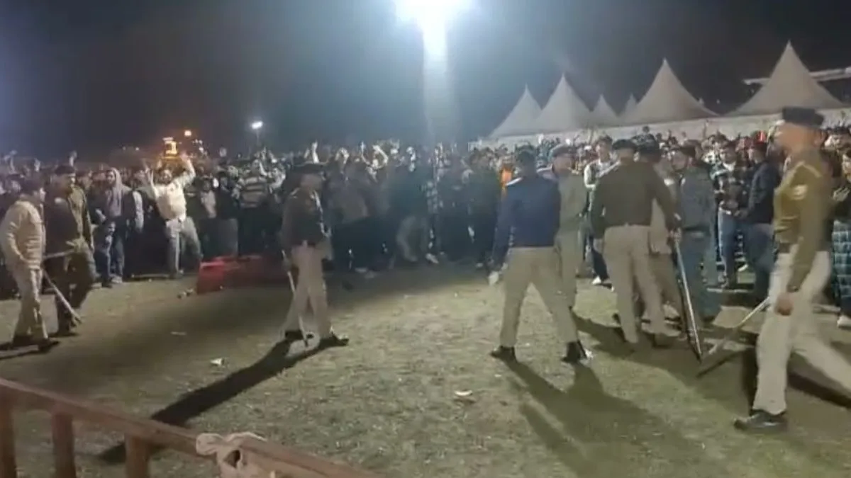 सुजानपुर होली महोत्सव: बब्बू मान के मंच पर आते ही भीड़ बेकाबू, SP की  मौजूदगी में पुलिस ने किया हल्का लाठीचार्ज - sujanpur holi festival babbu  maan show crowd ...