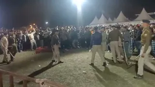 सुजानपुर होली महोत्सव में बब्बू मान के शो के दौरान बेकाबू भीड़ को नियंत्रित करती पुलिस।
