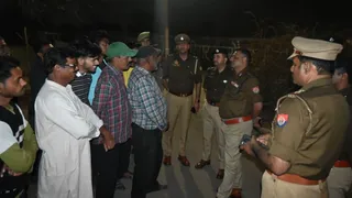 लोगों से बात करते पुलिस कमिश्नर दीपक कुमार।