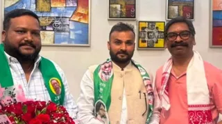 मुख्यमंत्री ने पटका पहनाकर कराया पार्टी में शामिल। (जागरण)
