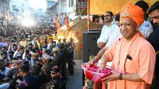 पांडेयहाता में परंपरागत भक्त प्रह्लाद की शोभायात्रा में शामिल हुए मुख्यमंत्री योगी।