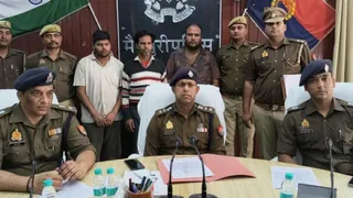 जानकारी के दौरान पुलिस अधिकारी।
