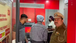 धमकी के बाद जांच के लिए पहुंची पुलिस।