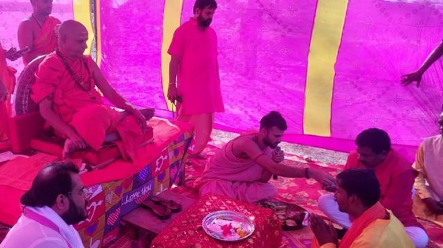 दुनिया को 'परिवार' मानने वाला इकलौता धर्म है सनातन; नौमिल की धर्मसभा में शंकराचार्य ने बढ़ाया भारत का मान
