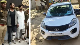 पुलिस गिरफ्त में विक्की त्यागी का पुत्र रक्षित (बाएं से दूसरा) और उसका साथी। उनसे बरामद बिना नंबर प्लेट की कार।