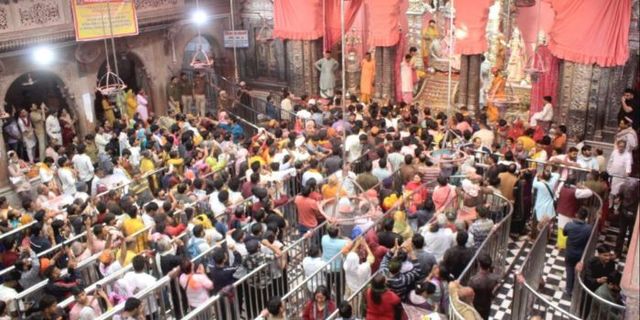 डोले पर विराजे राधावल्लभ-बांके बिहारी, गुलाबी आभा में दिए दुर्लभ दर्शन, रंग में भीगे श्रद्धालु
