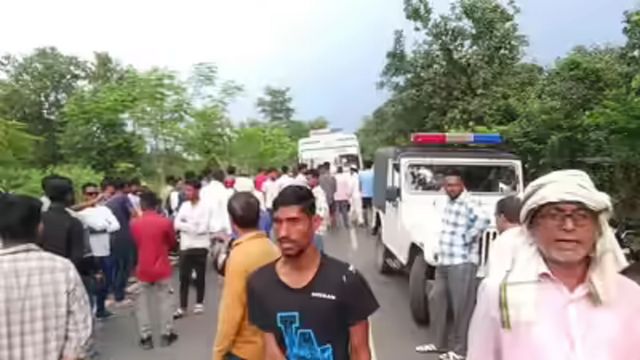 धनबाद-बोकारो मुख्य पथ पर सड़क हादसा, वृद्ध की मौत के बाद ग्रामीणों ने किया रोड जाम
