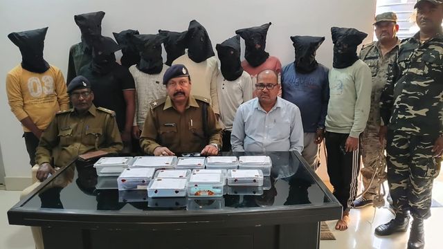 देवघर में साइबर ठगी पर पुलिस का शिकंजा, 11 आरोपी गिरफ्तार; 1 लाख से अधिक कैश बरामद
