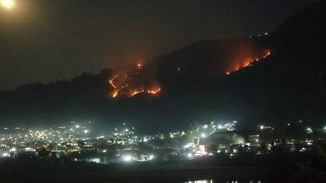 पौड़ी गढ़वाल: श्रीकोट गंगानाली के जंगल में देर रात लगी भीषण आग, धुआं फैला
