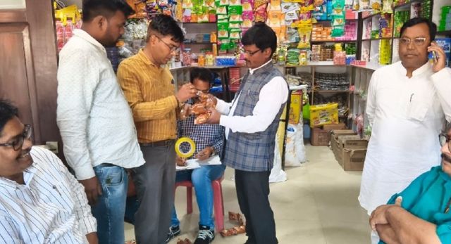 केक से युवक की मौत के बाद बस्ती-गोंडा खाद्य विभाग की बभनान में बड़ी छापेमारी, दुकान से लिया नमूना 
