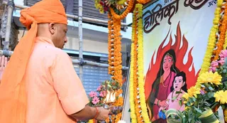श्रीश्री होलिका दहन उत्सव समिति की ओर से पांडेयहाता में आयोजित शोभायात्रा में फूलों की होली खेलते मुख्यमंत्री योगी आदित्यनाथ। जागरण