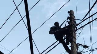 बार-बार बिजली कटने से परेशान हो रहे लोग। (फाइल फोटो)