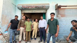 छांयसा गांव में अवैध तरीके से चल रहे क्लीनिक पर छापेमारी की कार्रवाई करती पुलिस।