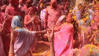 होली के दौरान माताएं।