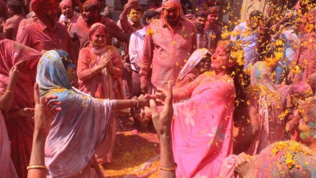 सुलभ इंटरनेशनल की पहल: वृंदावन की विधवा माताओं ने मनाई खुशियों भरी होली, टूटी सामाजिक रूढ़ियां
