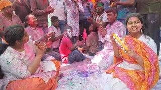 Holi 2026: पलामू में DC-SP ने बजाया झाल-मंजीरा, कर्मचारियों ने कलरफुल ...