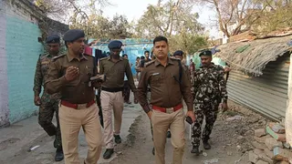 मुंगेर के जमालपुर में रंग-अबीर को लेकर दो पक्ष आमने-सामने, प्रशासन की सूझबूझ से हालात काबू में।