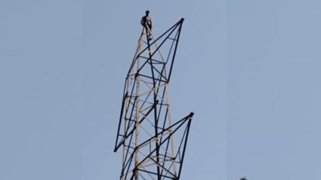 शराब के नशे में बिजली टावर पर चढ़ा युवक, मोबाइल विवाद बना वजह; पुलिस ने बचाया
