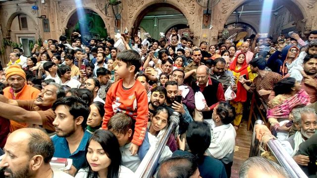 बांकेबिहारी मंदिर में वीआईपी दर्शन पर फिर बढ़ा विवाद, सेवायत और प्रबंधन समिति आमने-सामने
