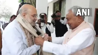 गृहमंत्री अमित शाह के पटना पहुंचने पर उनका स्वागत करते सीएम नीतीश कुमार। फोटो: एएनआई
