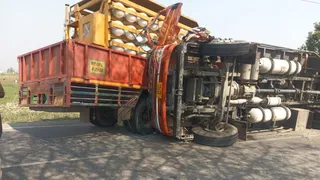 गोवर्धनपुर-पुरकाजी मार्ग पर हुए हादसे के बाद क्षतिग्रस्त वाहन। जागरण