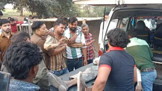 हादसे के बाद जान बचने की उम्मीद पर मजदूर को जिला अस्पताल भिजवाती पुलिस।