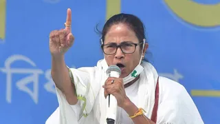 राज्यपाल सीवी आनंद बोस के अचानक इस्तीफे पर भड़कीं ममता बनर्जी। (पीटीआई)