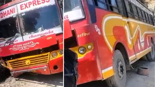 शिमला से चिड़गांव जा रही न्यू प्रेम बस दुर्घटनाग्रस्त हो गई।