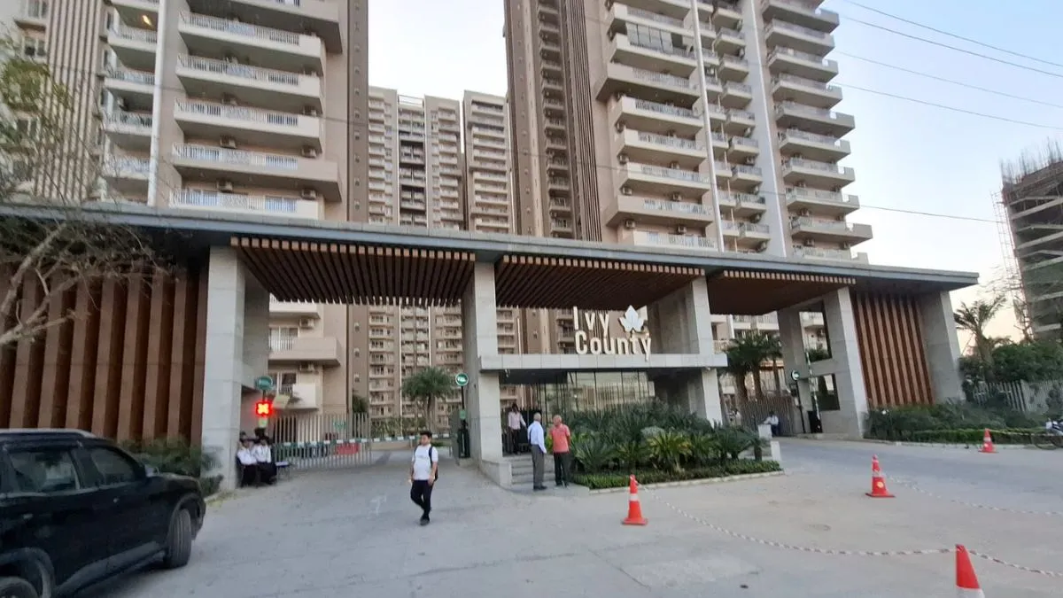 नोएडा प्रॉपर्टी डीलर हत्याकांड: गर्लफ्रेंड और भाई गिरफ्तार, होली के दिन  पत्नी के सामने किया था मर्डर - Noida Property Dealer Sahil Singhal Murder  Girlfriend Brother Arrested