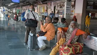 प्रगागराज जंक्शन पर प्लेटफार्म नंबर एक पर ट्रेन का इंतजार करते यात्री। जागरण