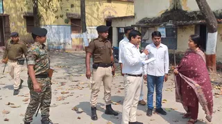 सुपौल के छातापुर प्रखंड कार्यालय में डीएम का छापा।