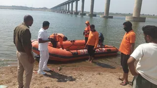 कौशांबी में यमुना नदी में डूबे किशोर की तलाश करती एसडीआरएफ टीम। जागरण