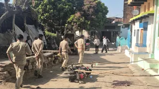 घटनास्थल पर पहुंचकर पड़ताल करती पुलिस।