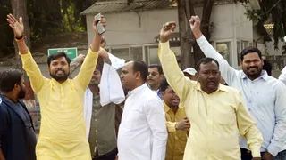 पटना स्थित मुख्यमंत्री आवास के बाहर जदयू कार्यकर्ताओं की भारी भीड़